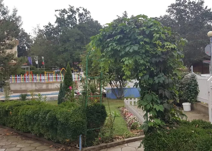 хотел парк 1 2* Китен